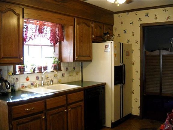 3rd image of 1023 Forest Hills Dr