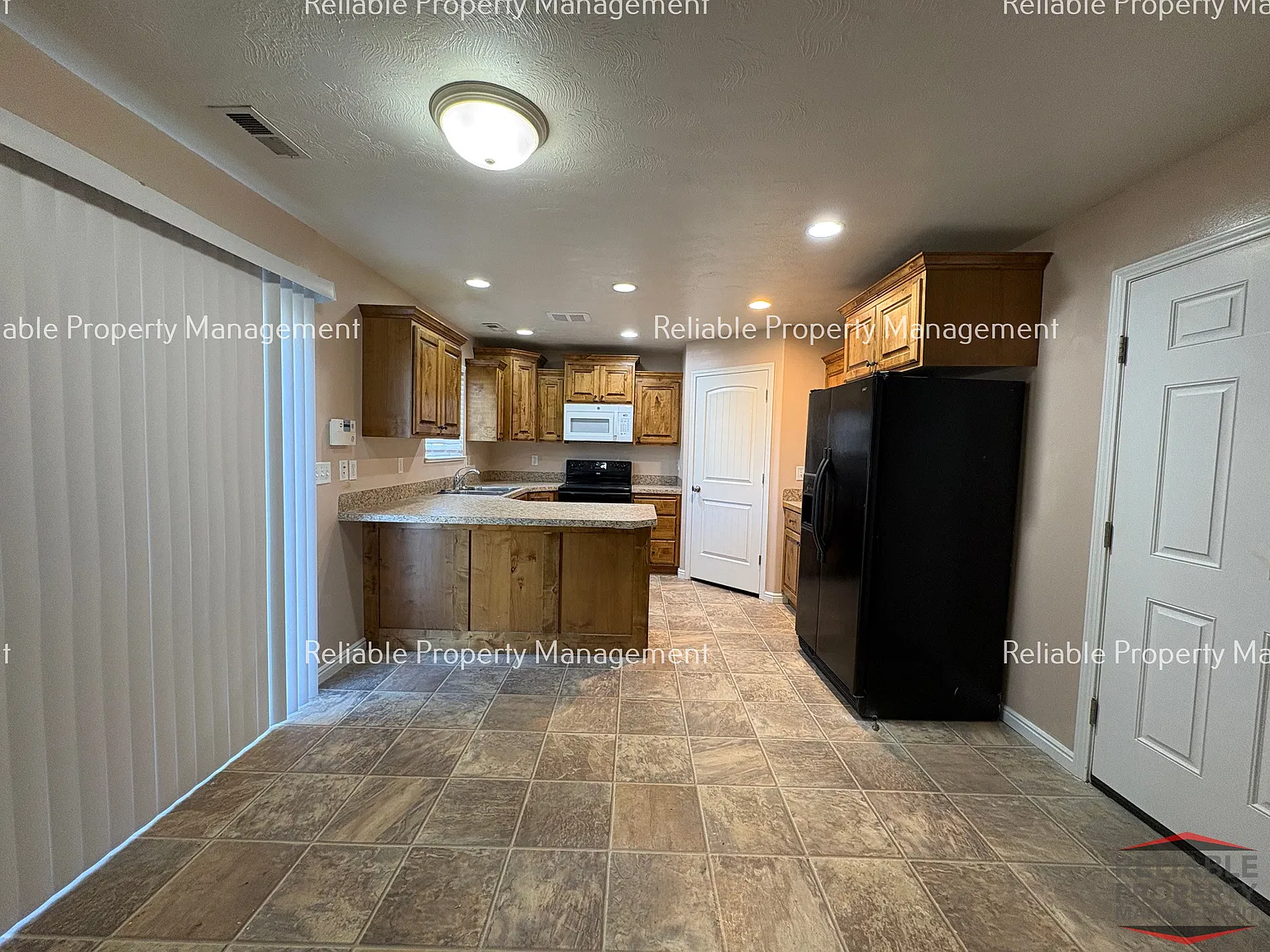 3 bed, 2.5 bath, 1644 sqft, $1,695 — Photo 3