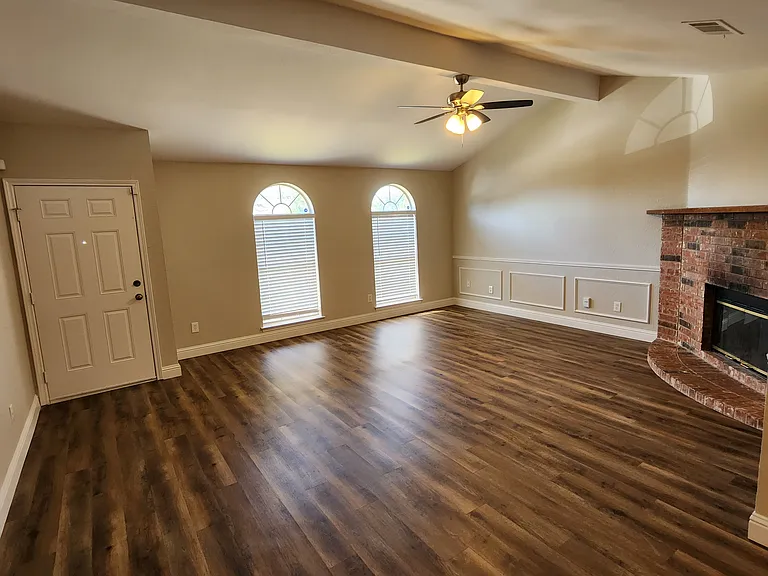 607 Hollyberry Dr — Photo 2