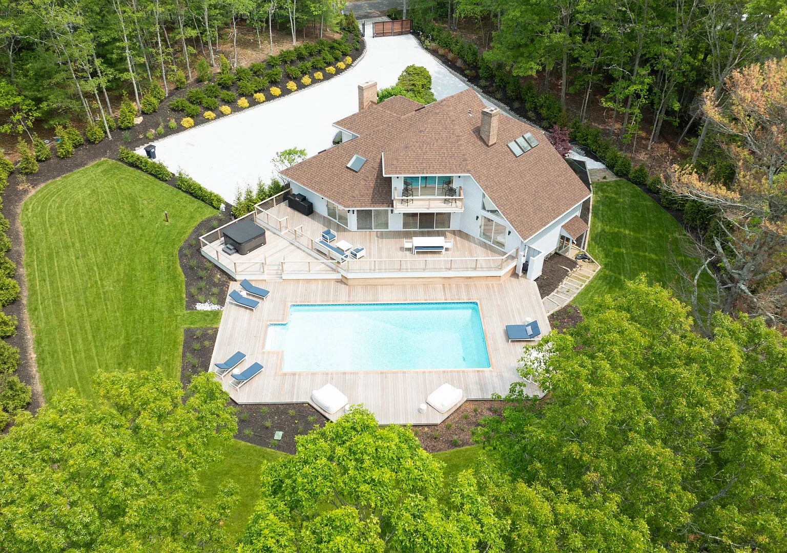 Modern East Hampton Retreat w Pool & Chic Indoor-Outdoor Living — Photo 1