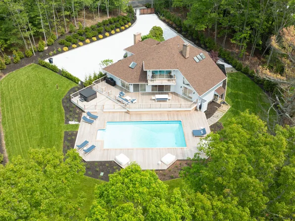 https://photos.zillowstatic.com/fp/9a355b2f0975bfcf3ca016e4895e2367-p_e.webp