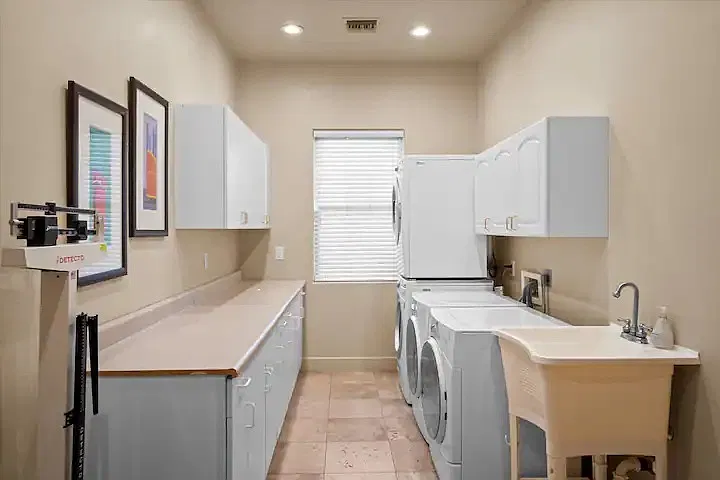 6 bed, 3706 sqft, $8,000 — Photo 2