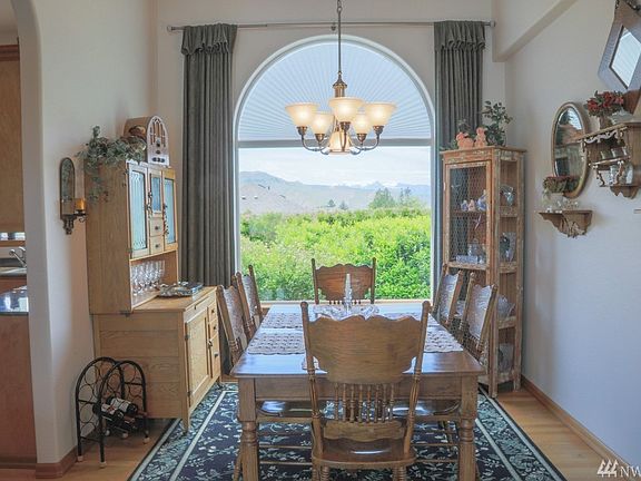 Dining room with a gorgeous view. 