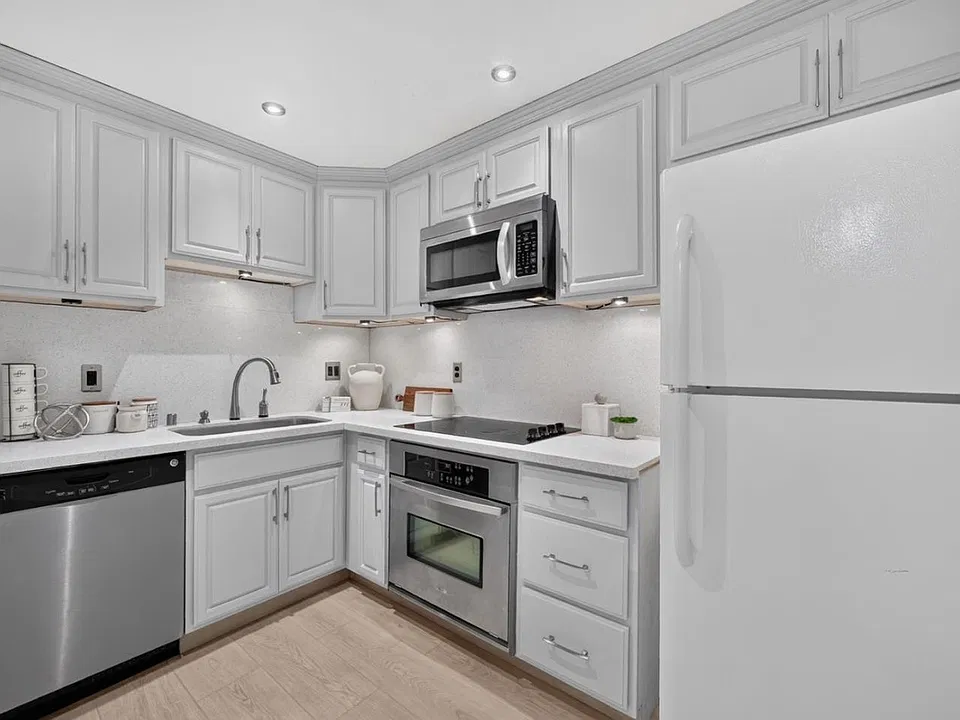 379 Dunsmuir Ter #3