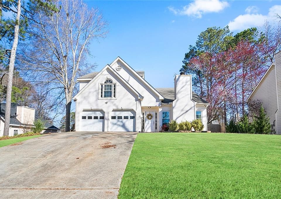 1st image of 740 Helga Dr NE