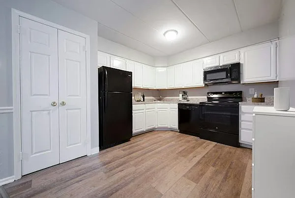 Wimbledon Court Townhomes — Photo 4