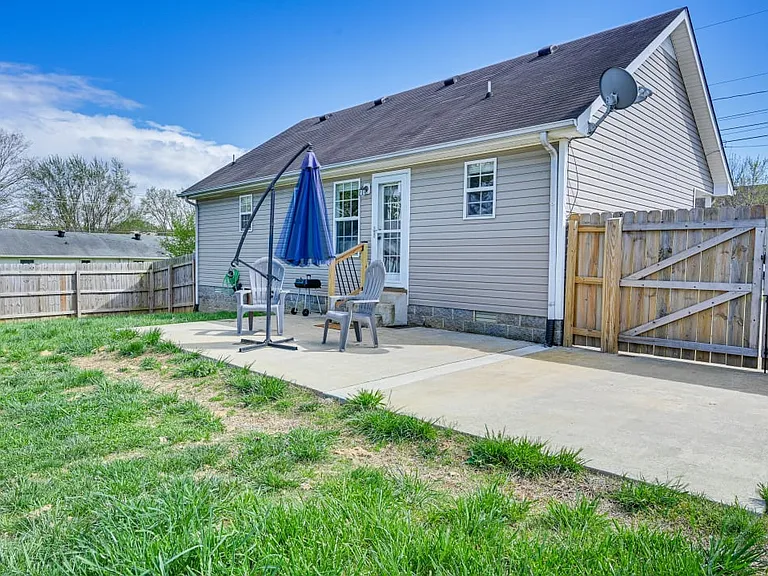 413 Caney Ln — Photo 22