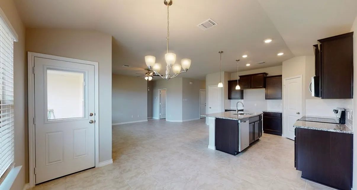 3 bed, 1370 sqft, $1,795 — Photo 2