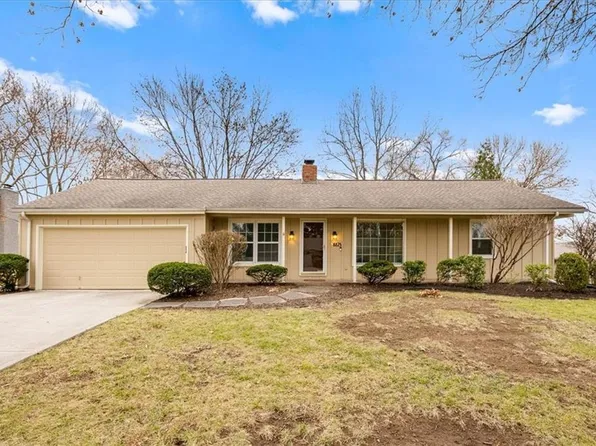 8823 Maple Dr, Overland Park, KS 66207