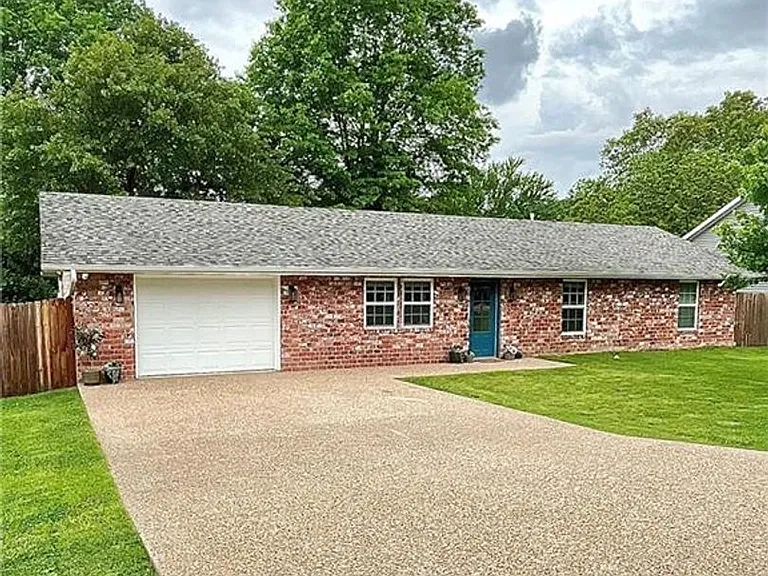 721 S Dockery Ln — Photo 2