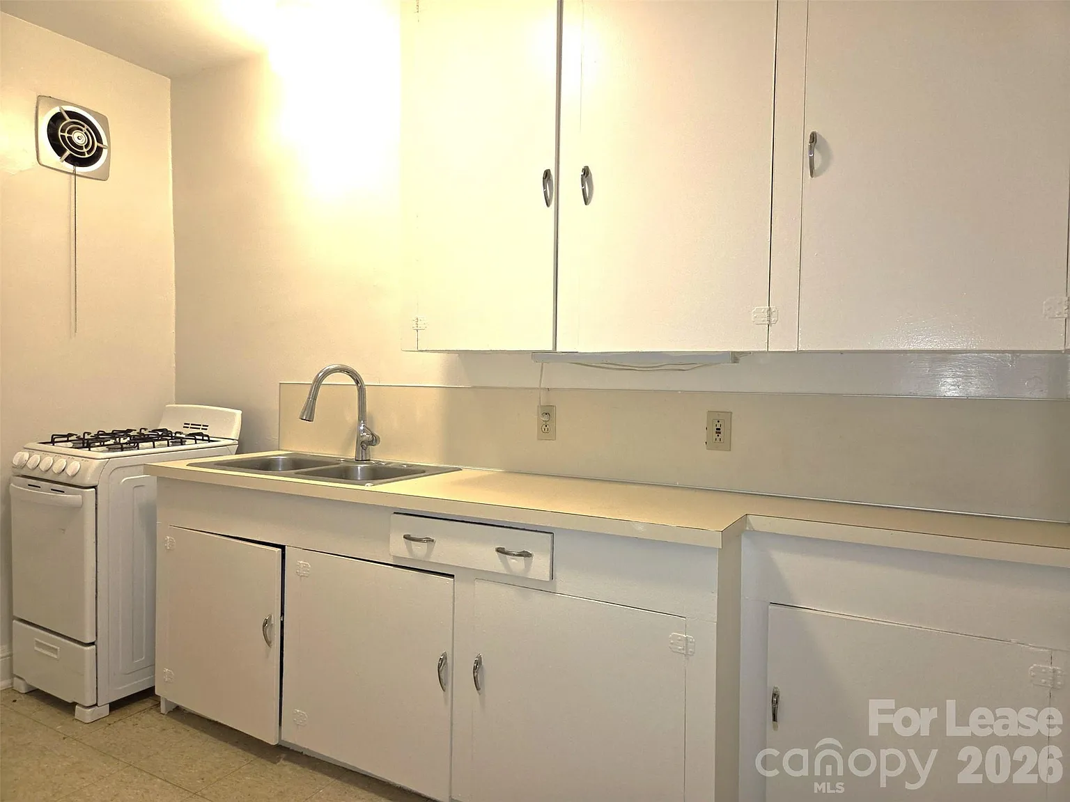 2 bed, 1.0 bath, $1,295 — Photo 2