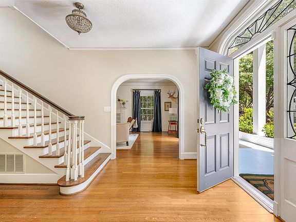 2nd image of 2036 Windsor Pl