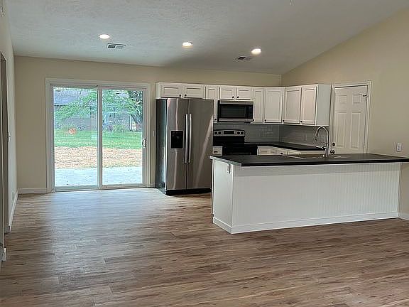 3rd image of 609 Parkview Dr