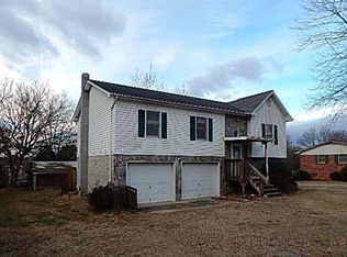 910 Emerald Pl SW, Lenoir, NC 28645