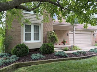 1658 Hillside Ln, Rochester Hills, MI 48307