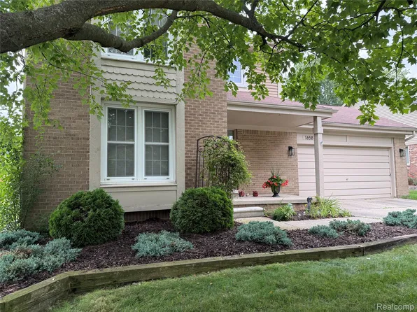 1658 Hillside Ln, Rochester Hills, MI 48307