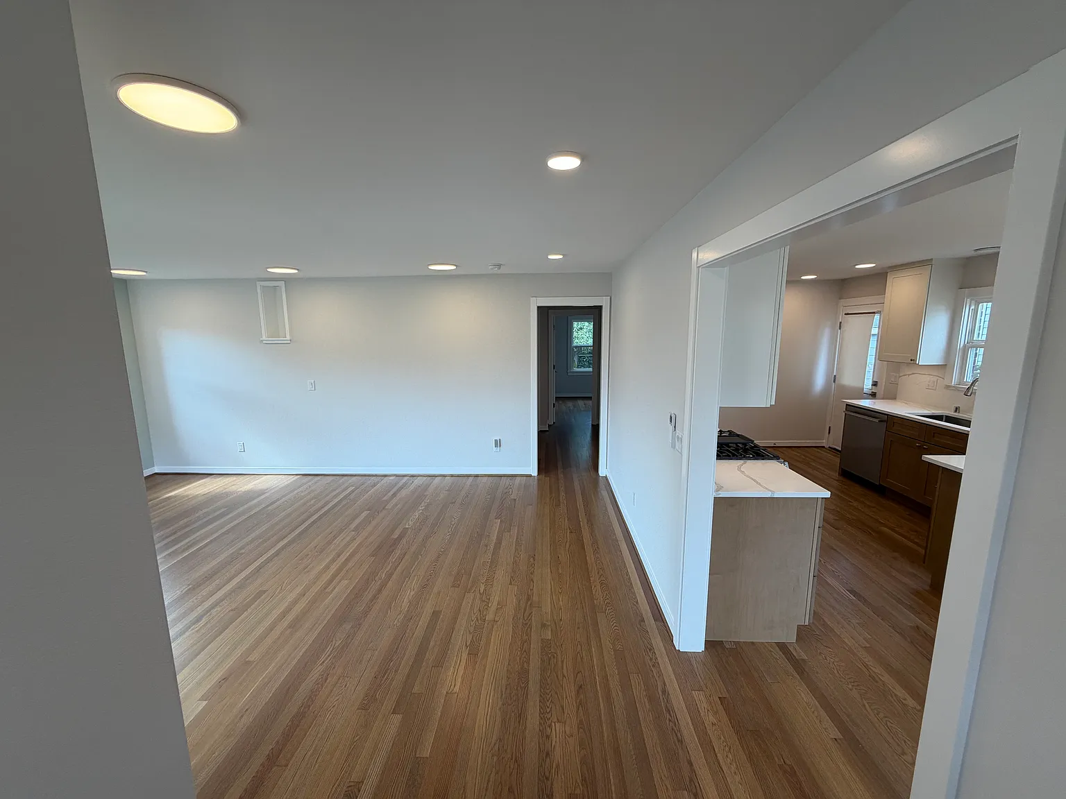4 bed, 3.5 bath, 2850 sqft, $6,250 — Photo 4