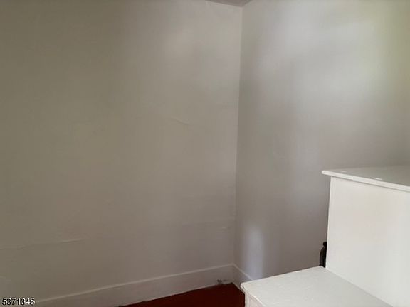4th image of 68 Clifford St