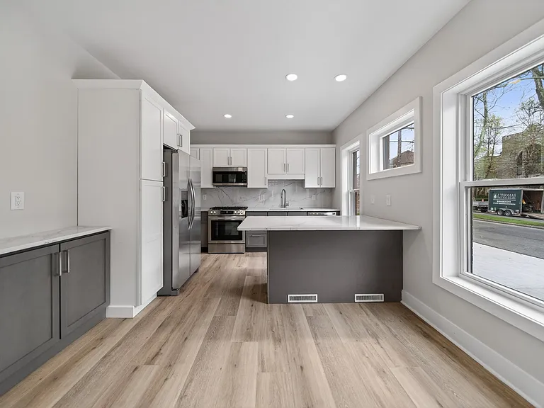729 W 9th St — Photo 7