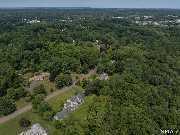 5th image of 17 Whiting Farm Road