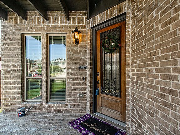 3rd image of 1420 Stoneleigh Pl