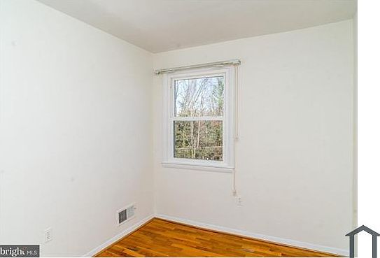 3rd image of 1176 Pelham Wood Rd