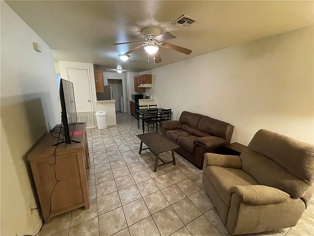 2 bed, 1.0 bath, 700 sqft, $1,100 — Photo 2