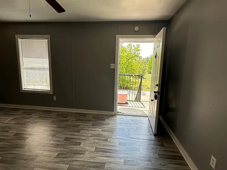 1907 Avenue C #4 — Photo 6