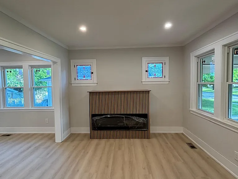 247 S Oakland Grv — Photo 3