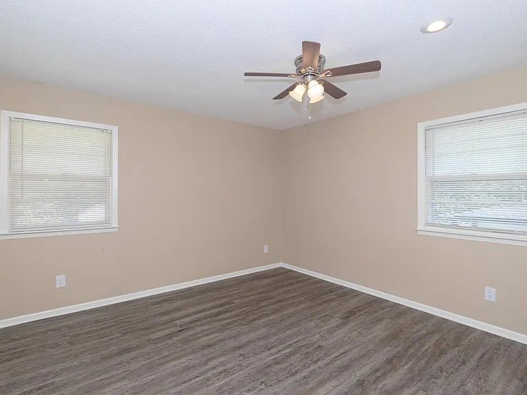 6700 NW Evelyn St — Photo 15
