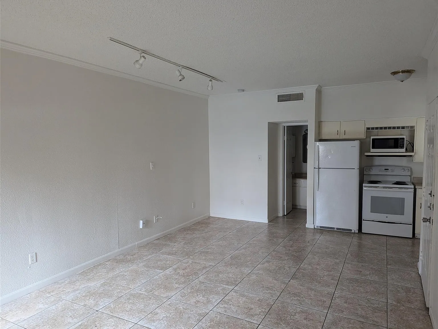 1 bed, 1.0 bath, 467 sqft, $850 — Photo 3