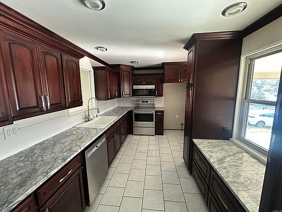 5th image of 2539 Oakwood Dr