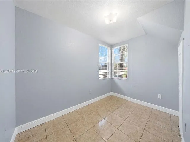 902 SW 8th Pl — Photo 3