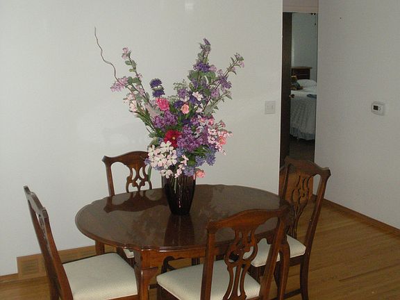 Eat in Kitchen/ Dining Room