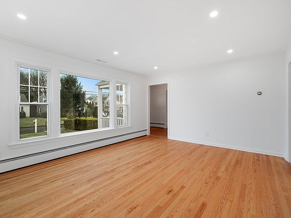 4th image of 54 Hawthorne St