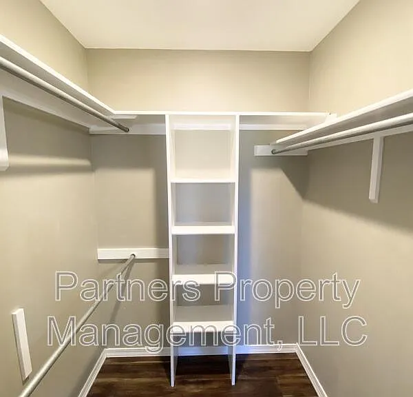 831 N 54th Ave — Photo 15