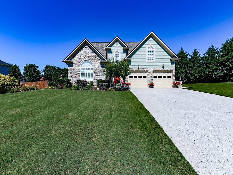 2nd image of 16 Colonial Cir
