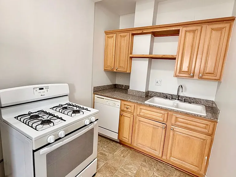 676 Shatto Place — Photo 7