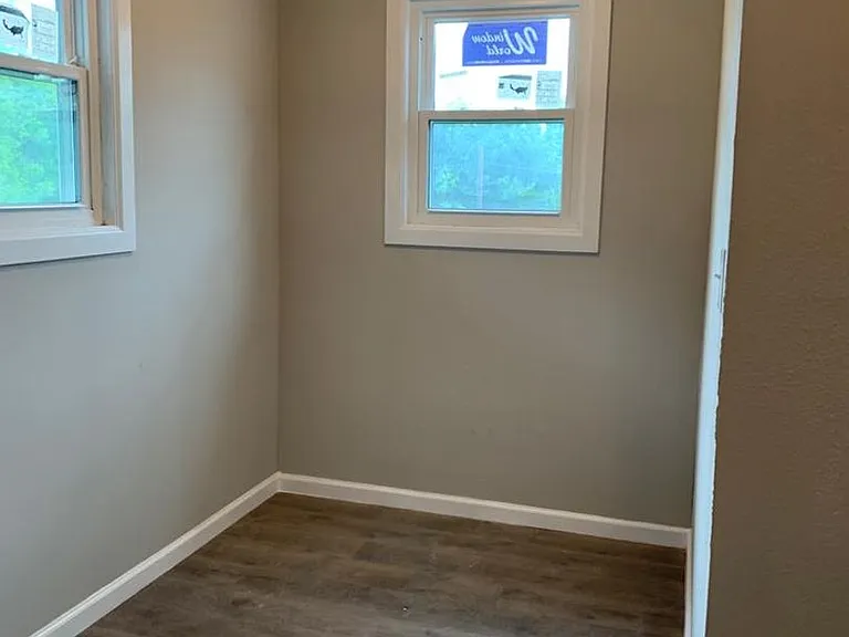 211 E Sterling St — Photo 9