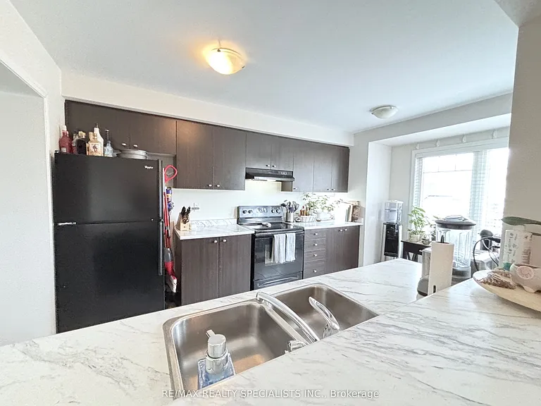 230 Mortimer Cres — Photo 6