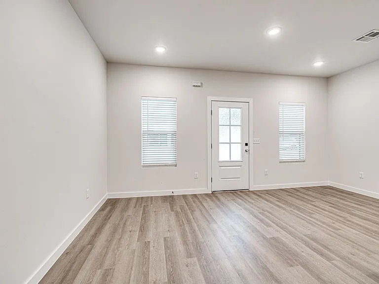 610 W 2nd St #100 — Photo 11