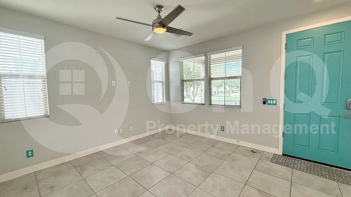 3 bed, 3.5 bath, 1944 sqft, $2,370 — Photo 2