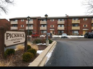 172 Classic Rd APT B, Schaumburg, IL 60193