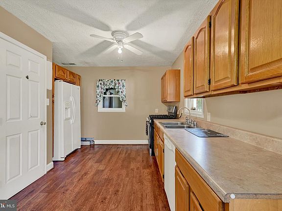 5th image of 212 Maple Ave