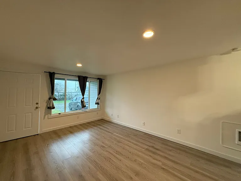 925 Avenue G — Photo 3
