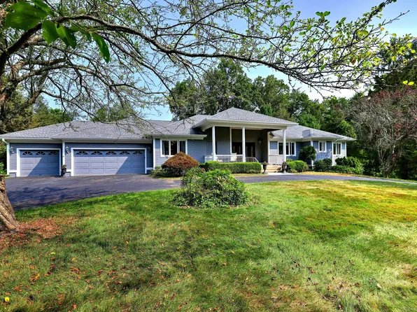17 Bunker Hill Road, Woodbridge, CT 06525