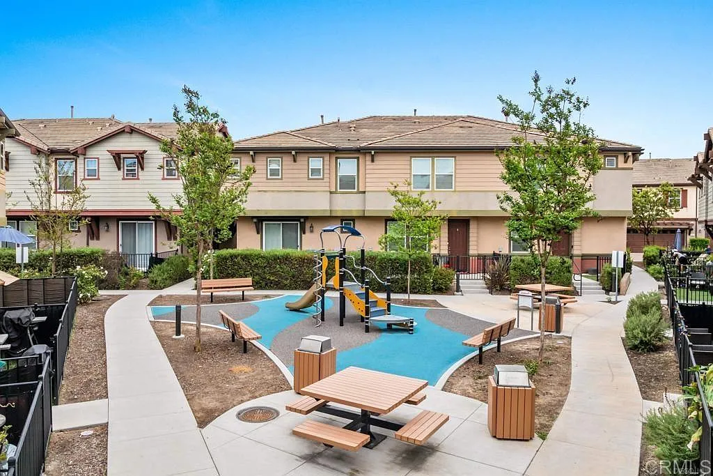 3 bed, 2.5 bath, 1323 sqft, $3,900 — Photo 1