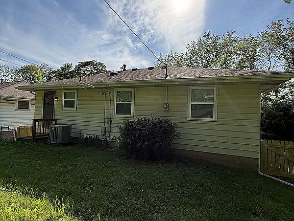 3rd image of 1227 Dickinson Rd