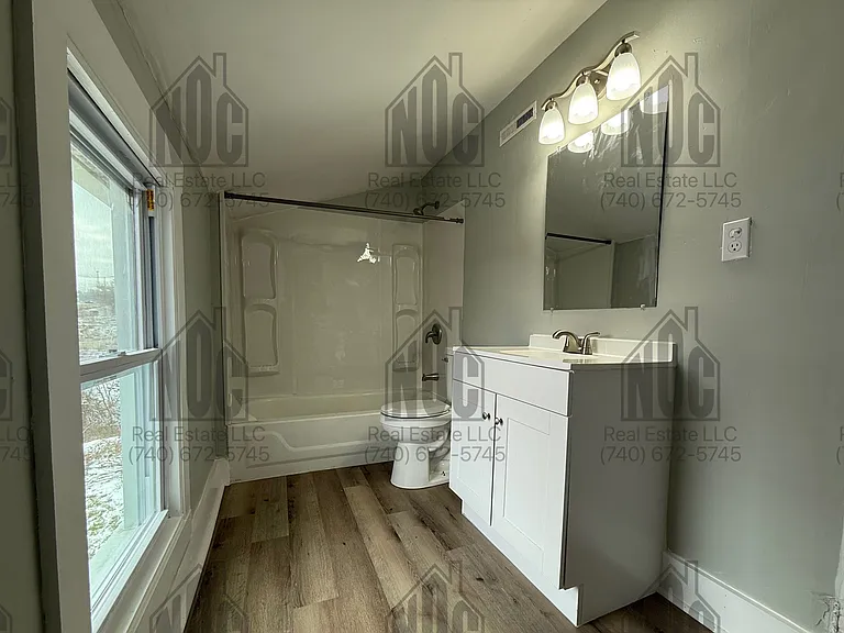 1236 1/2 E Locust St — Photo 6