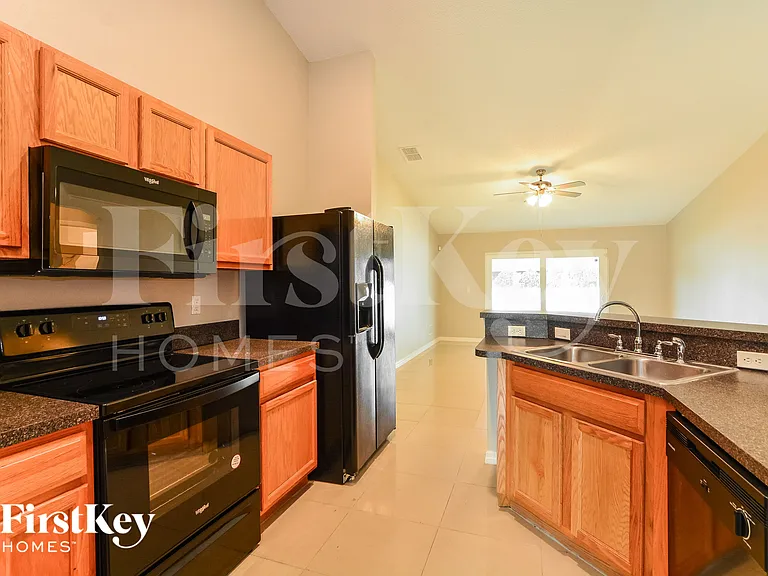 307 Michigan Ln — Photo 5